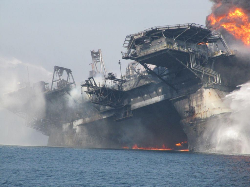 Illustration for article titled Surreal images of the Deepwater Horizon disaster, taken minutes after the first explosion
